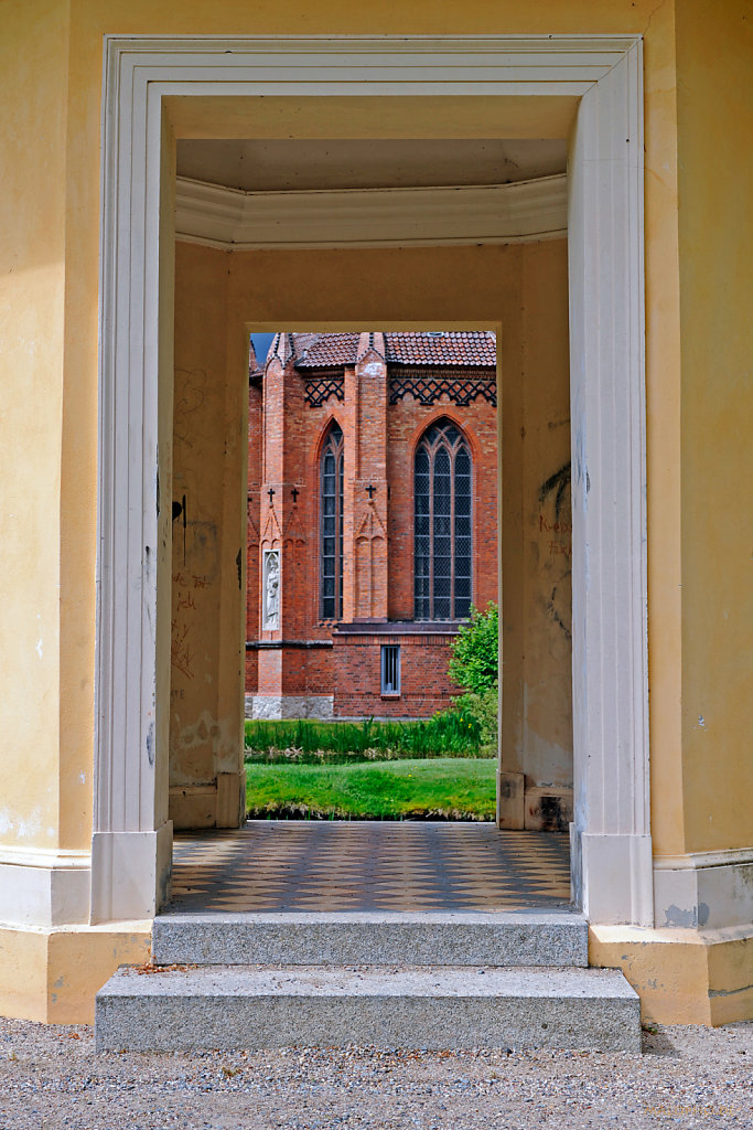 Durchgang Kirche