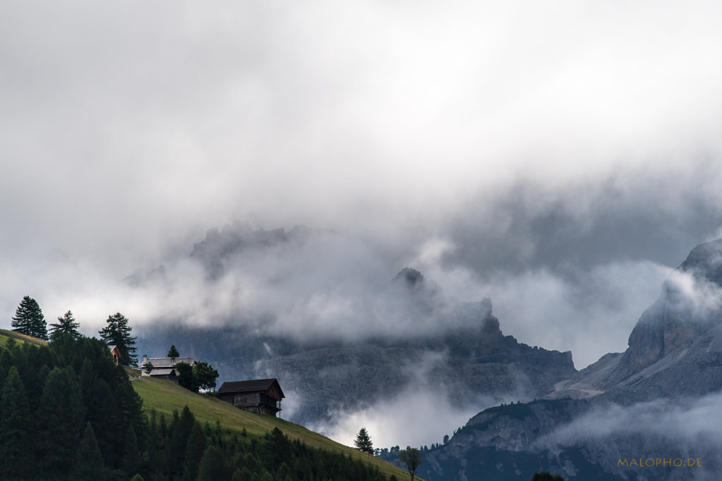 Berghütte vor Wolken