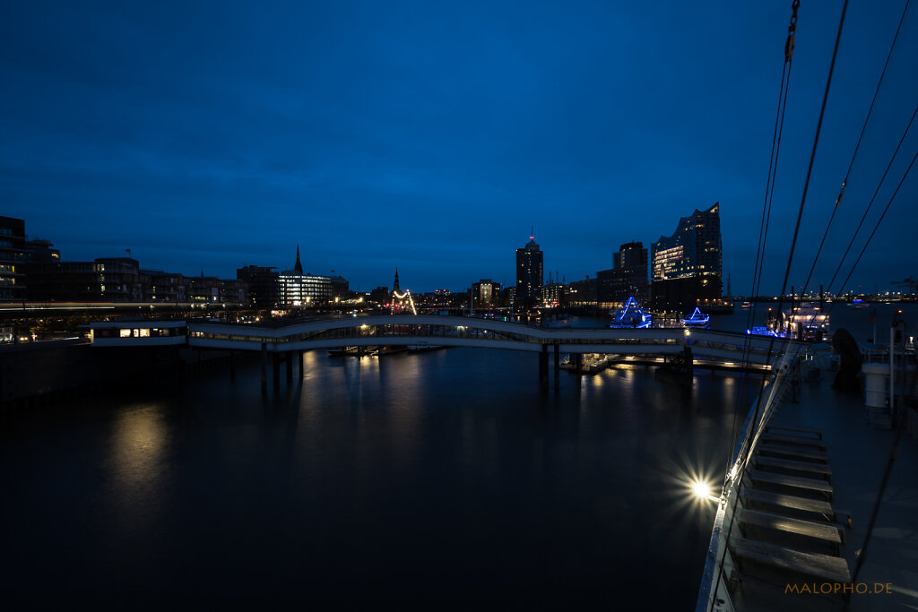 Blaue Stunde und Überseebrücke